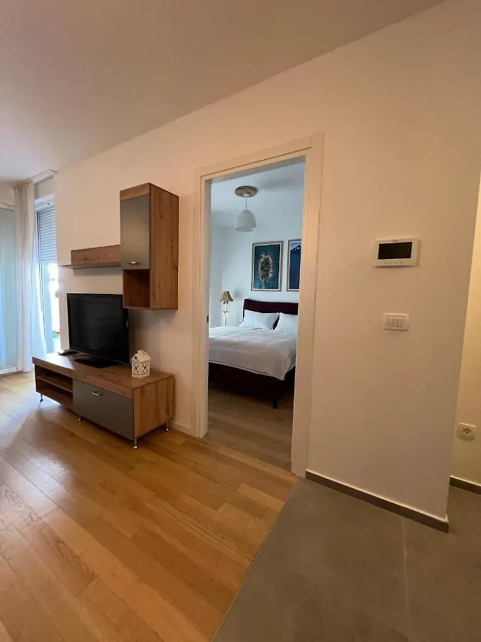 New Loris Apartman Задар